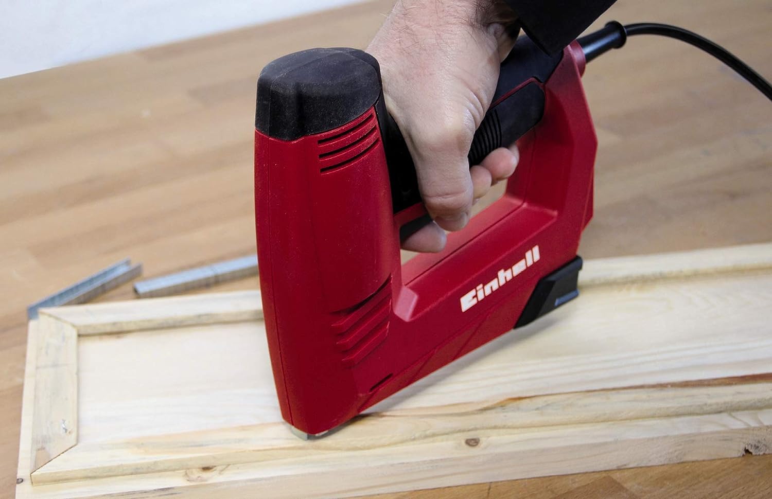 einhell-grapadora-el-ctrica-tc-en-20-e-220-240-v-incluye-1000-grapas-y-500-clavo image 3