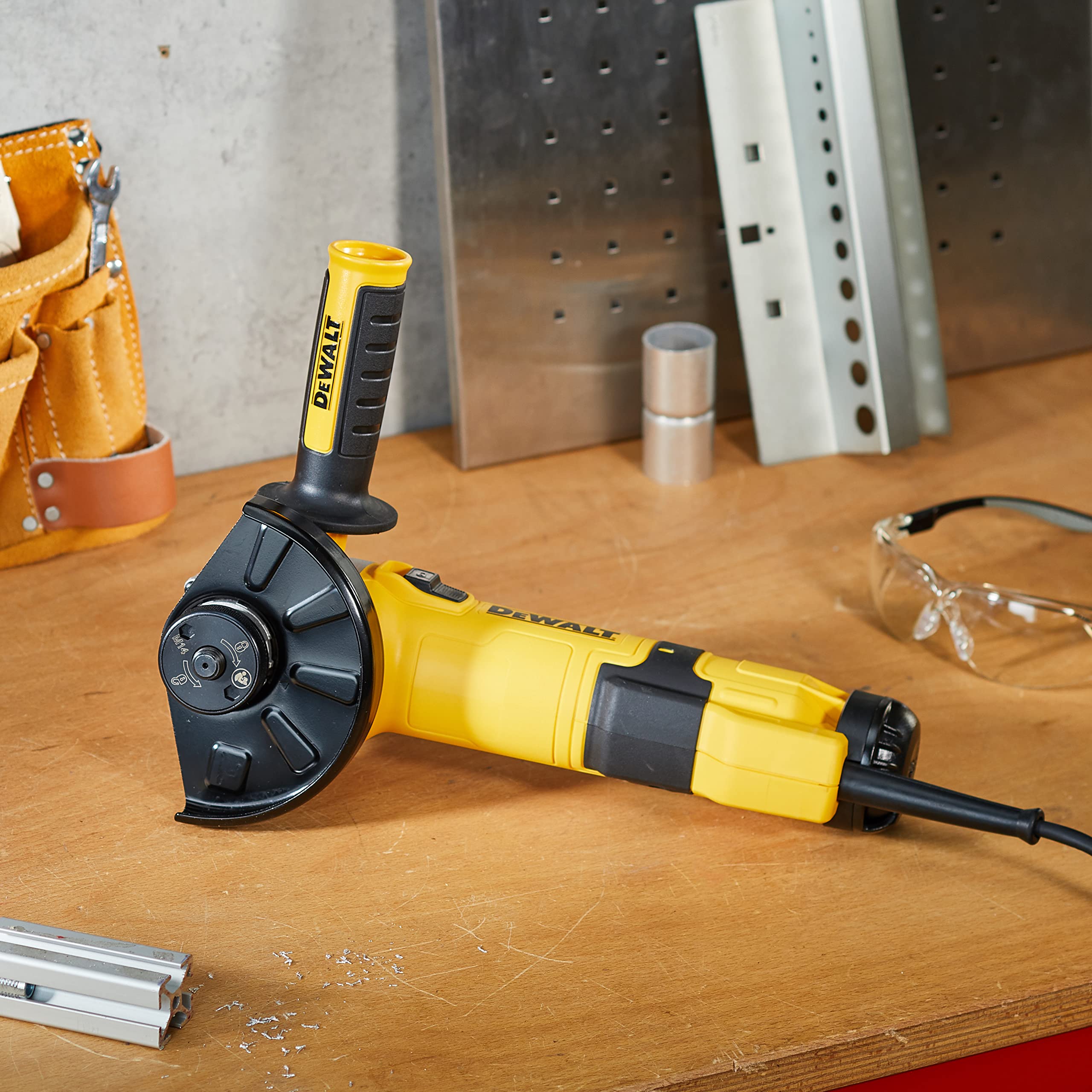 dewalt-dwe4257-qs-mini-amoladora-angular-125mm-1500w-10000-rpm-protecci-n-contra image 4